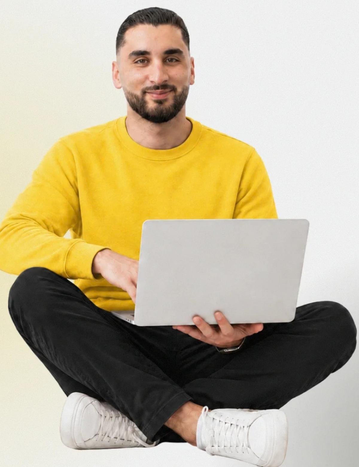 Adam, fondateur d’AdamEcom, dans son bureau